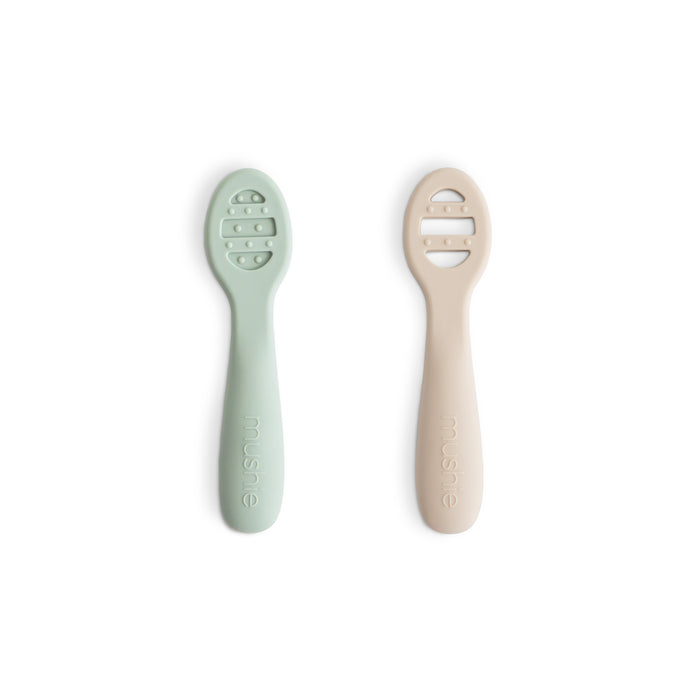 Mushie silikoninen ensilusikka 2-Pack (Cambridge Blue/Sand)