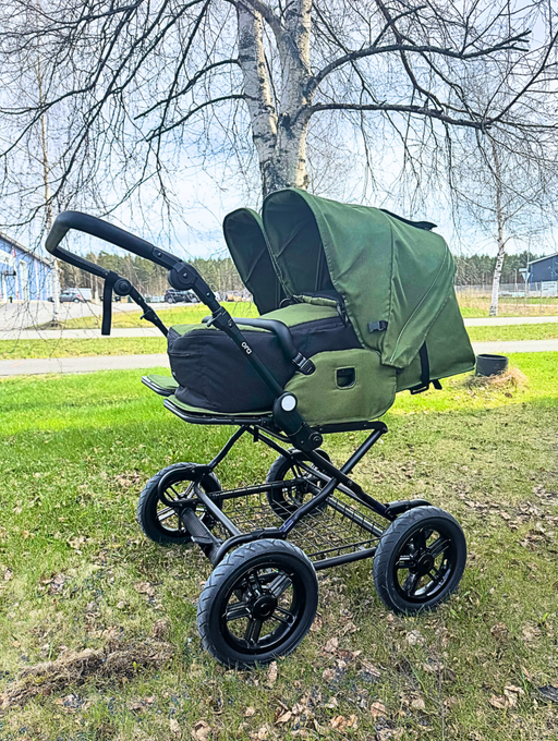 Sisu sisarusrattaat vauvan kantokassilla sivusta sammalen värisenä
