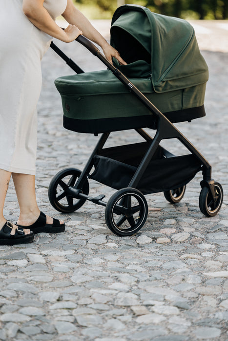 Ora Oiva mukulakivikadulla, suunniteltu maastoon kuin maastoon