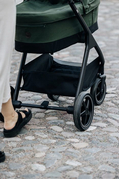 Ora Oiva vaunut 10" takarenkaat mukulakivikadulla