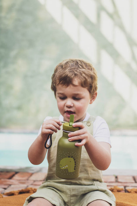 Trixie teräksinen juomapullo pojan kädessä