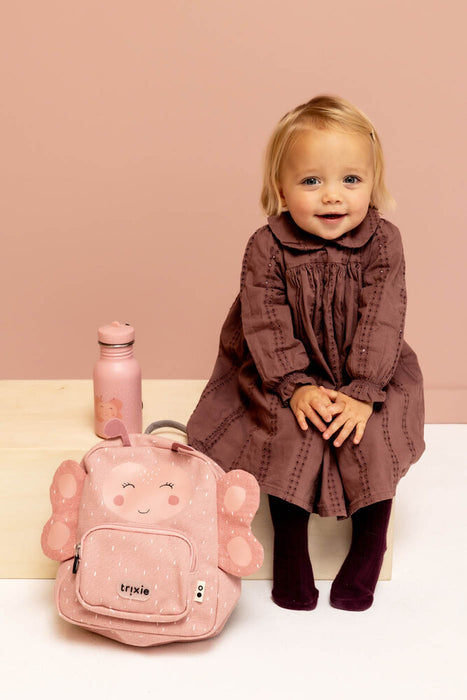Trixie päiväkotireppu perhos-kuosilla ja tyttö