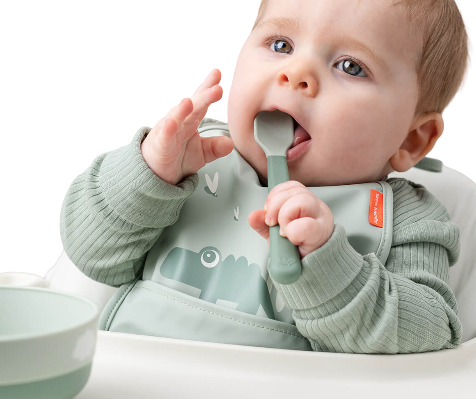 Vauva ruokailemassa Done by Deerin tuotteilla