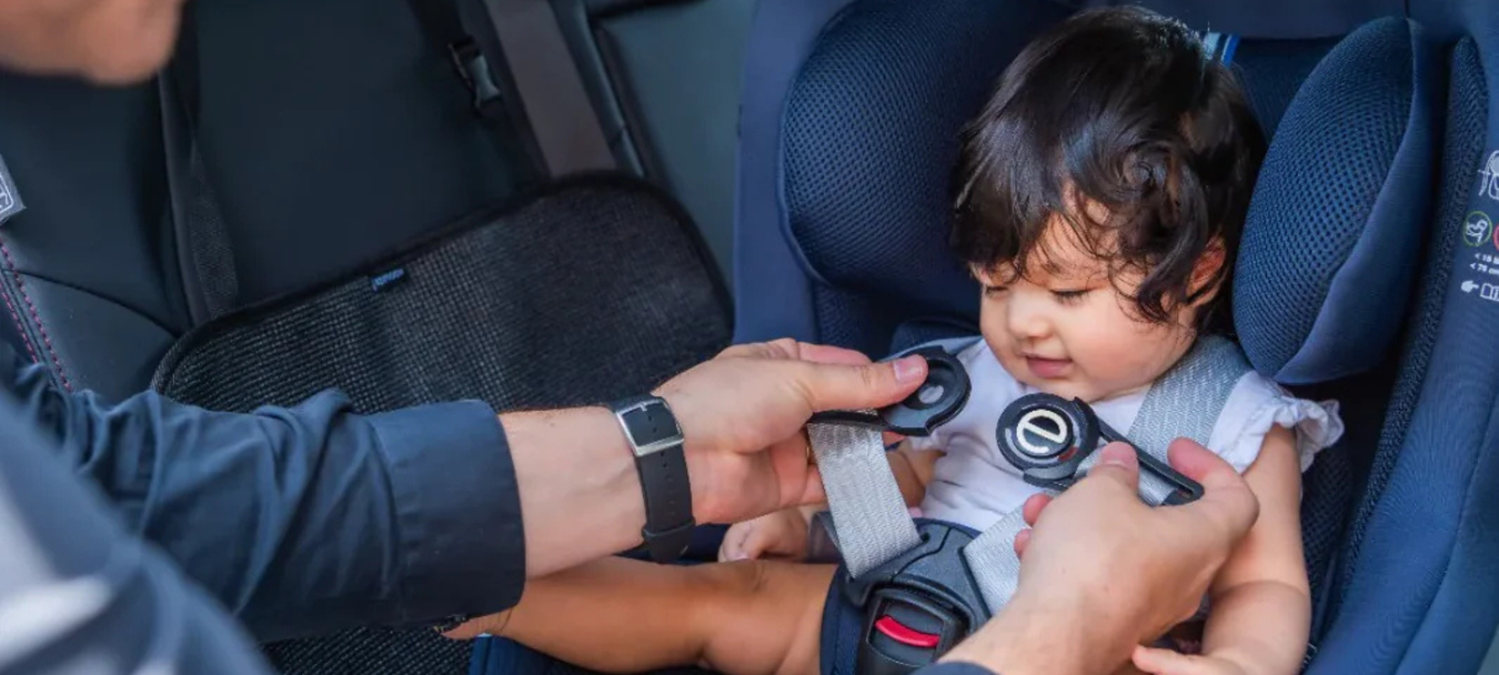 Oran tarvikkeet autoiluun lasten kanssa. Kuvassa turvavöiden kiinnike. 