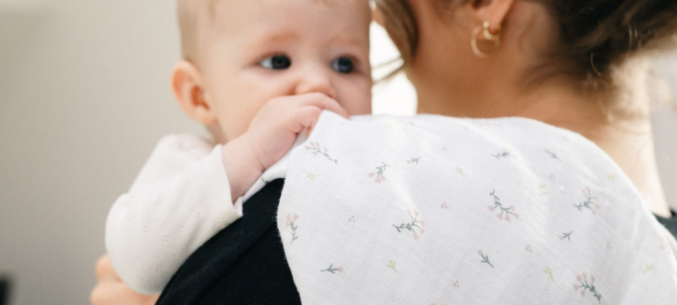 Oran verkkokaupasta löydät harsot vauva-arkeen. Kuvassa Doomoon harso, vauva ja äiti. 