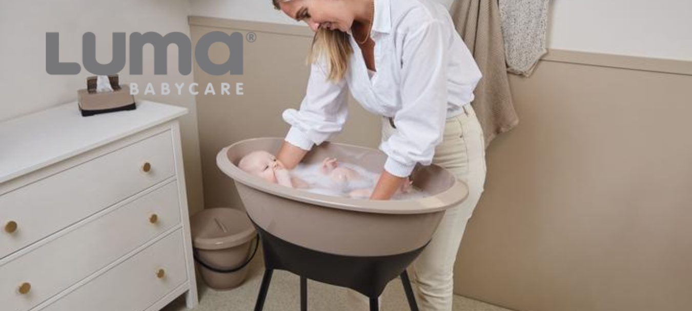 Luman kylpytuotteet vauvalle Oran verkkokaupasta. Kuvassa Luman logo ja äiti joka kylvettää vauvaa ammeessa.