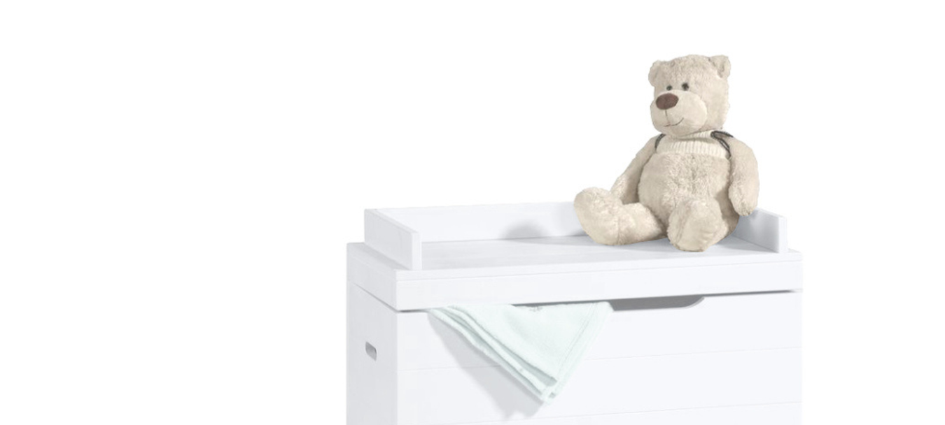 Oran huonekaluvalikoima lastenhuoneeseen. Kuvassa valkoinen puinen lelukaatikko lastenhuoneeseen.