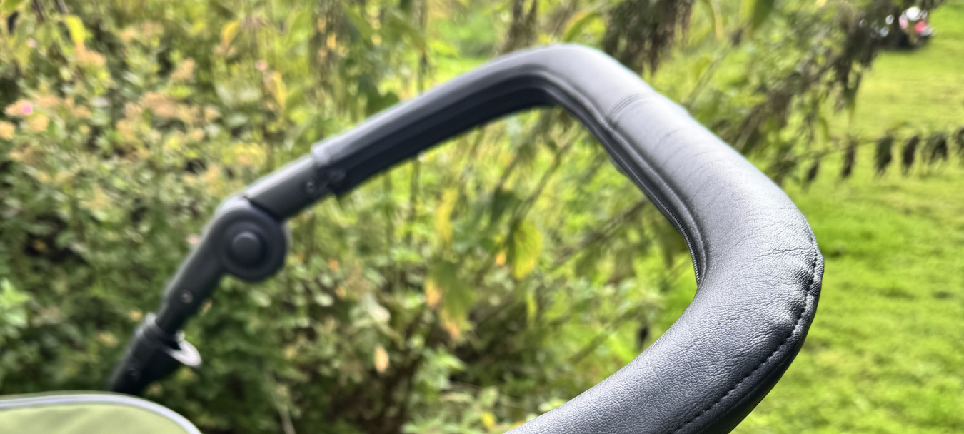 Muut tarvikkeet ja varaosat Oran vaunuihin ja rattaisiin. Kuvassa työntöaisan suoja. 