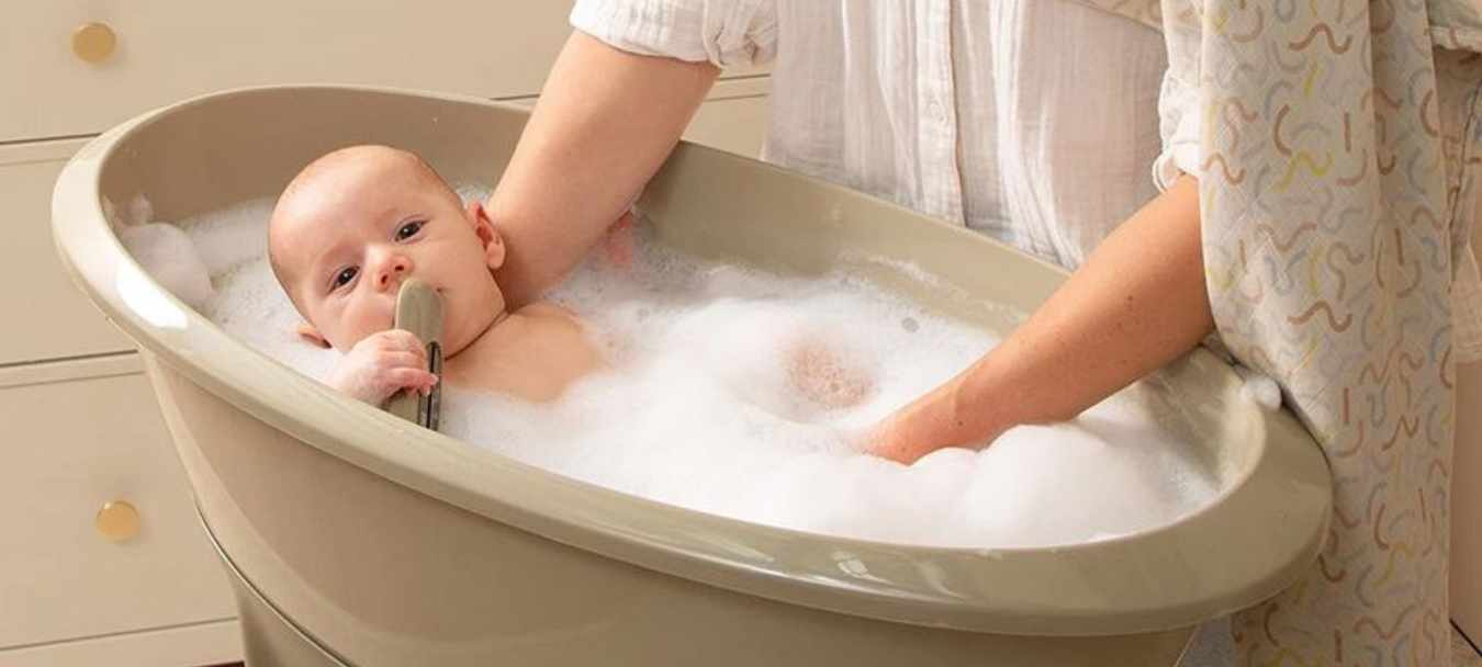 Luman amme, äiti kylvettää vauvaa