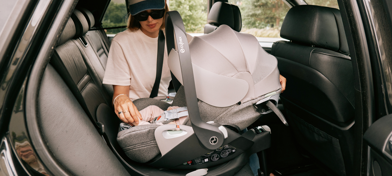 Cybex Cloud T kaukalo autossa