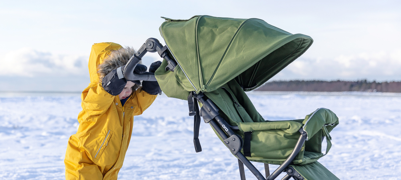 Ora Hertta rattaat ja lapsi työntämässä rattaita