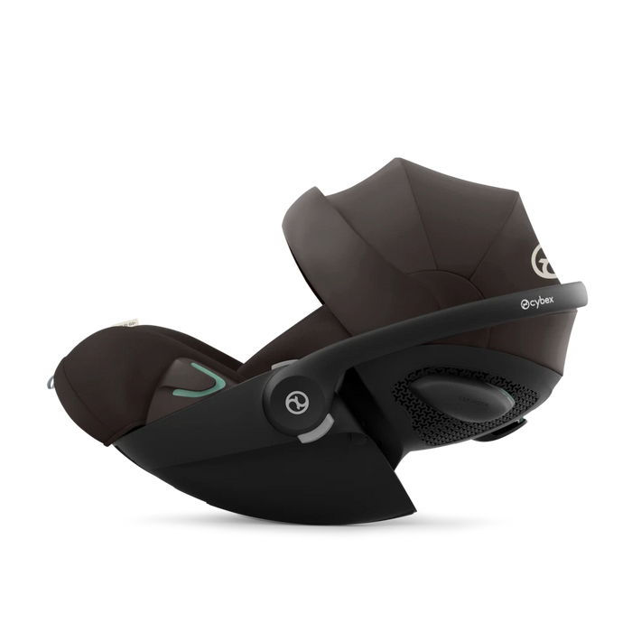 Cybex Cloud G3 Plus värissä Chocolate Brown. Kuvattuna lepotilassa.