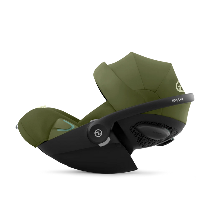 Cybex Cloud G3 Plus turvakaukalo värissä Moss Green. Kuvattuna lepotilassa.