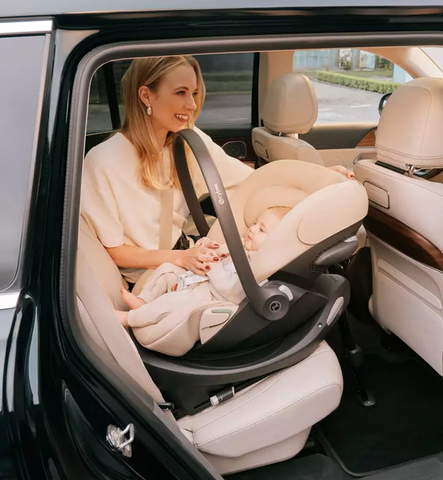 Cybex Cloud G3 turvakaukalo ja Base G3 jalusta autossa lifestyle kuva