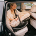 Cybex Cloud G3 turvakaukalo ja Base G3 jalusta autossa lifestyle kuva