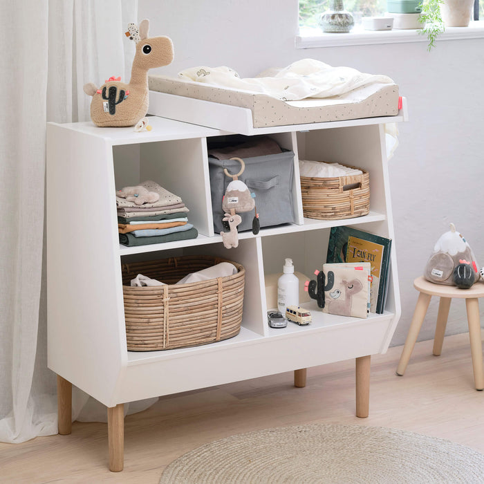 Done by Deer Confetti hoitoalusta hoitopöydän päällä lastenhuoneessa