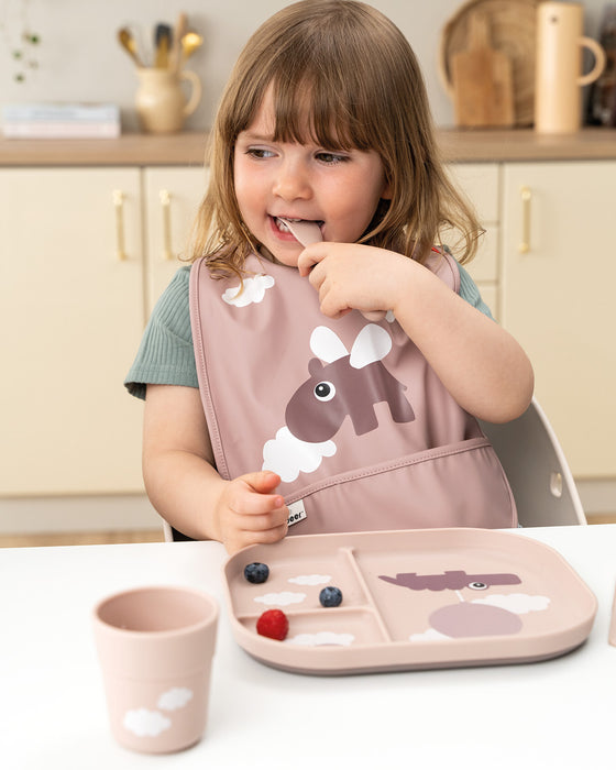 Done by Deer lokerolautanen ja taapero syömässä