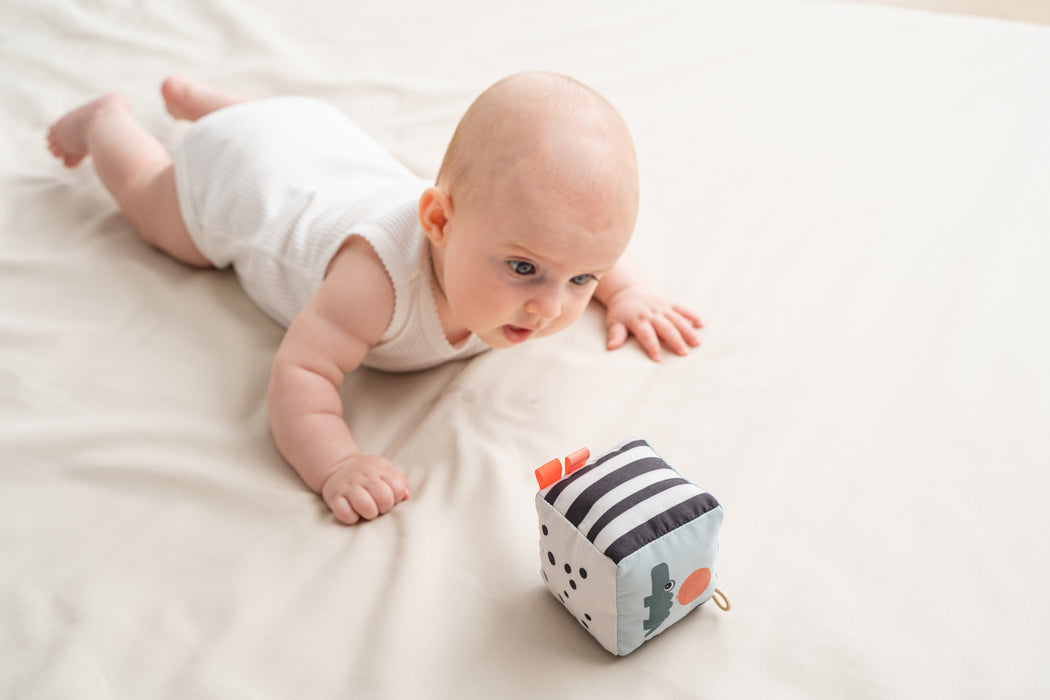 Done by Deer aktiviteettikuutio ja vauva