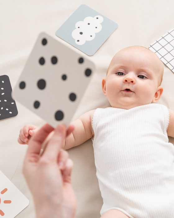 Done by Deer kontrastikuvakortit vauva katselemassa