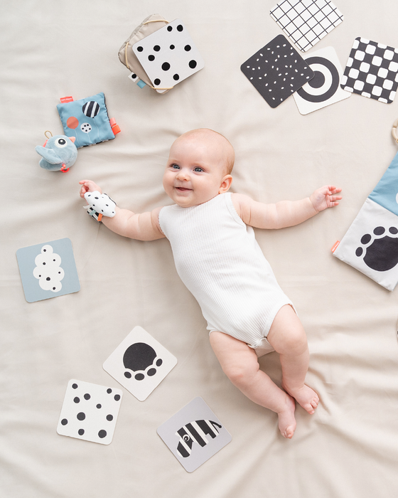 Done by Deerin kontrastikuvakortit vauvalle ja vauva leikkimatolla