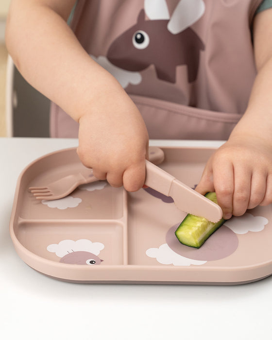 Done by Deer lokerolautanen ja taapero leikkaamassa kurkkua