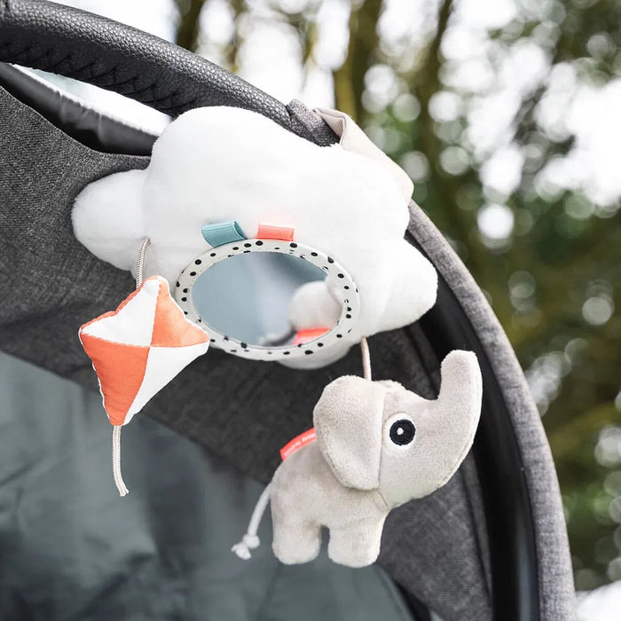 Done by Deer vaunulelu magneetilla kiinni vaunujen kuomussa