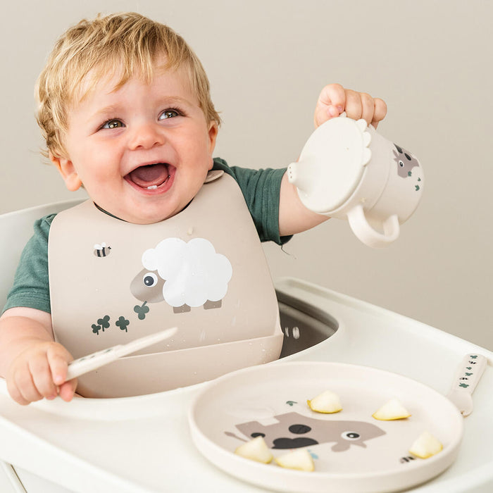 Done by Deer Sheepy ruokalappu lapsella käytössä lifestyle kuva