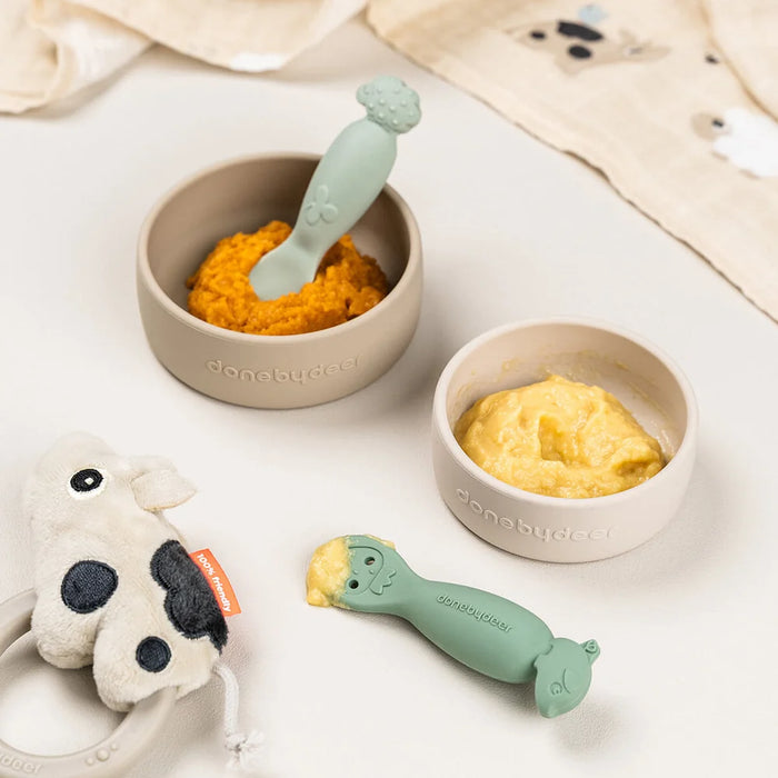 Donebydeer Ensilusikat Tiny Farm malli (vihreä) kuvattuna käytössä ruokapöydässä.