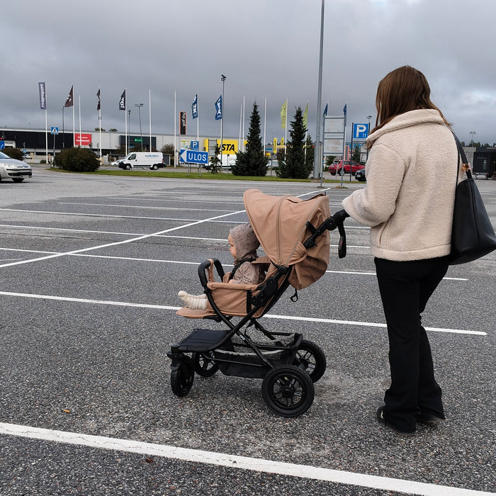 Hertta2 rattaat kääntyvillä renkailla lifestyle kuva, äiti työntää lasta rattaissa