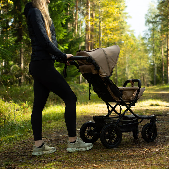 Hertta rattaat hiekka värissä metsäpolulla