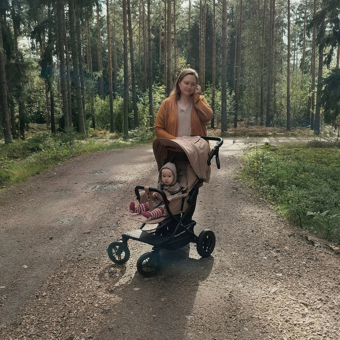 Ora Hertta2 hiekan värisenä metsässä, äiti ja lapsi