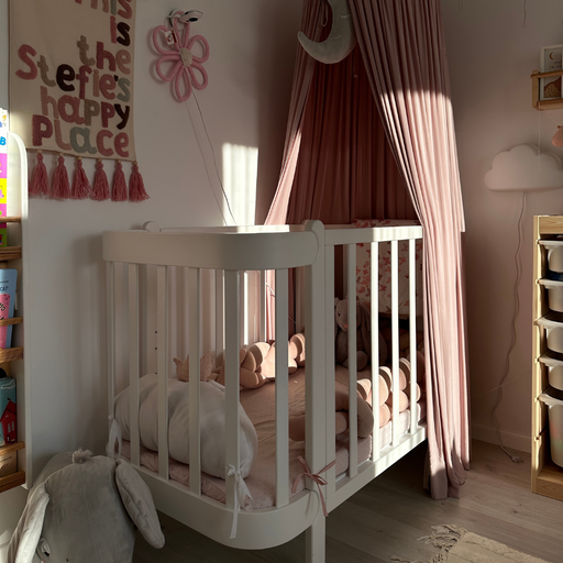 Kanerva pinnasänky lastenhuoneessa