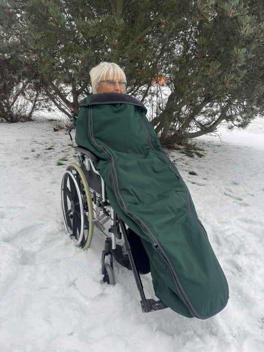 Nainen pyörätuolissa ja lämpöpussi