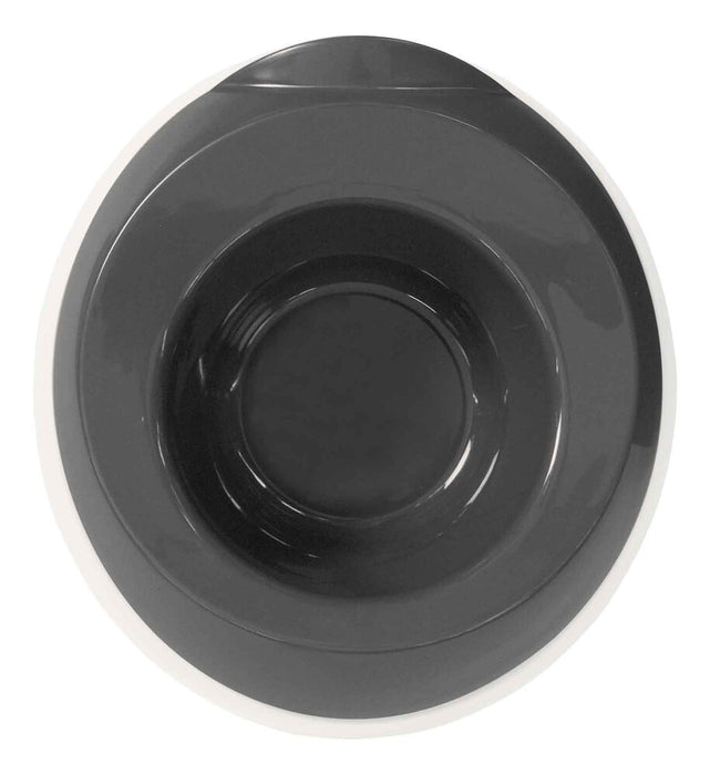 Luma-merkkinen valkoinen potta mustalla istuinosalla