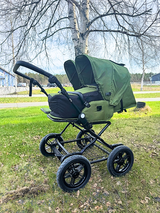 Sisu sisarusrattaat vauvan kantokassilla sivusta sammalen värisenä