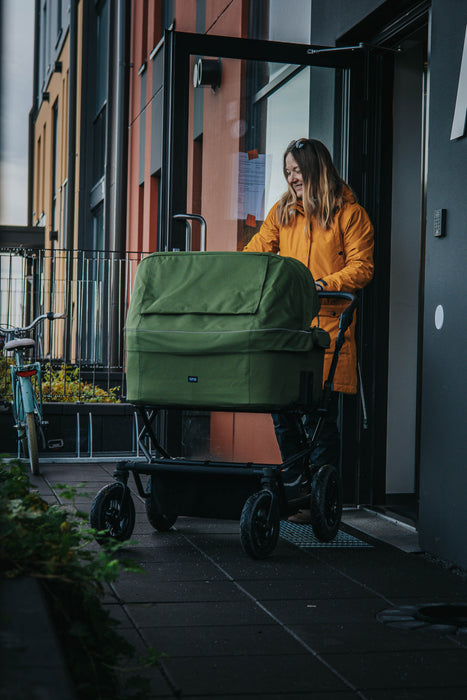 Ora Sisu kaksostenvaunut sammalen värisenä