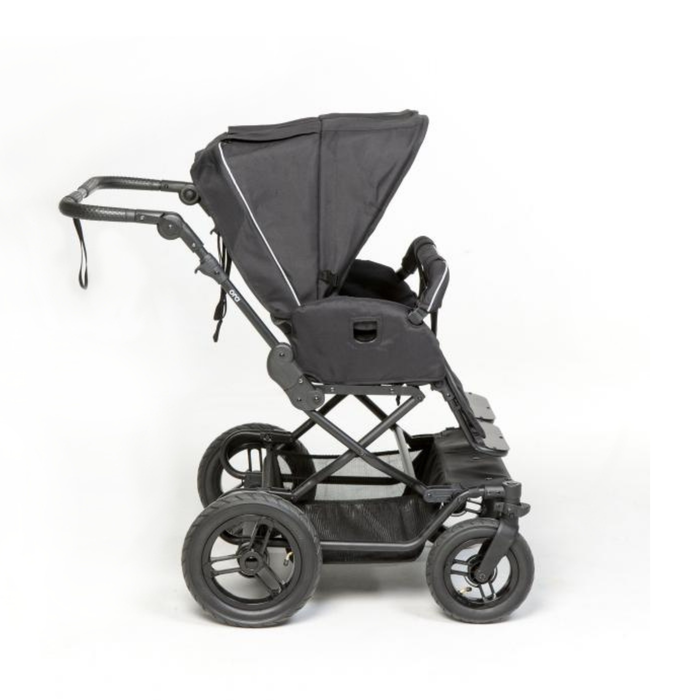 Ora Sisu lastenrattaat puuhiili värissä sivusta