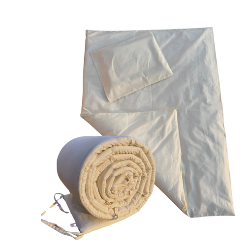 Pinnasängyn vuodevaatesetti valkoisena (pussilakana, tyynyliina ja reunapehmuste)