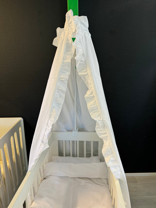 Pinnasängyn valkoinen katosverho