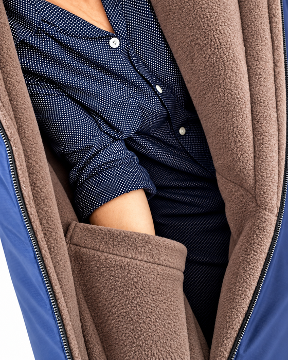 Pyörätuolin viitan sisällä on lämmin fleece ja taskut käsille