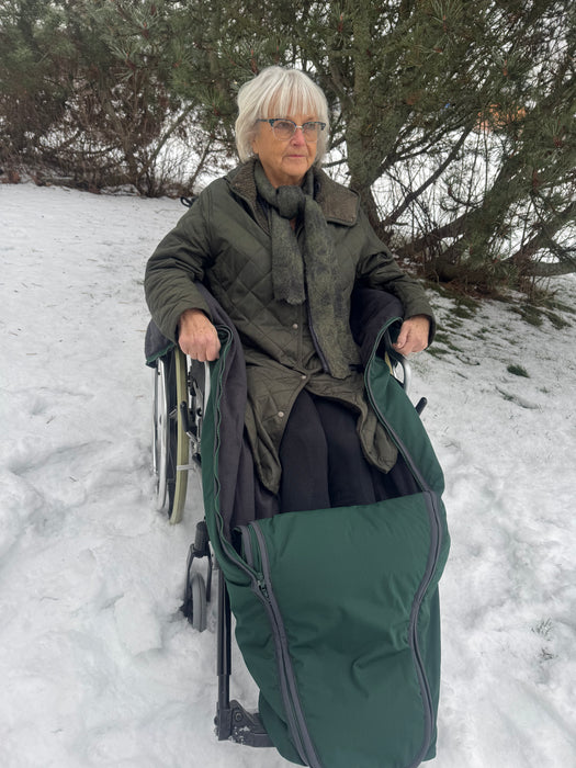 Pyörätuolin lämpöpussi vihreä ja nainen pyörätuolissa