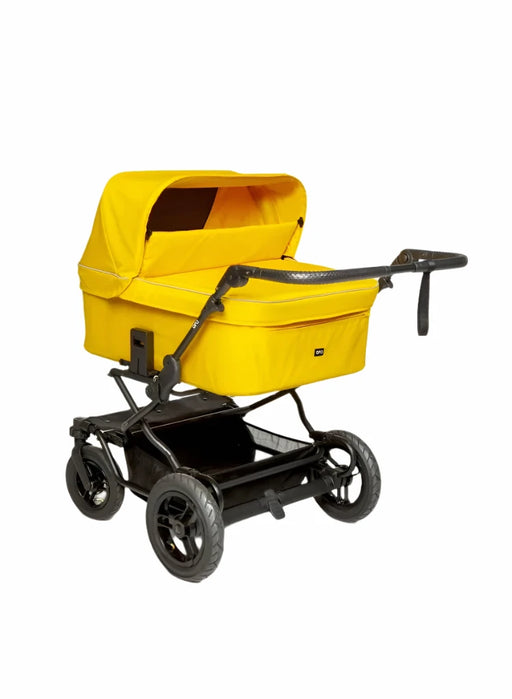 Ora Sisu keltaiset kaksostenvaunut kääntyvillä renkailla