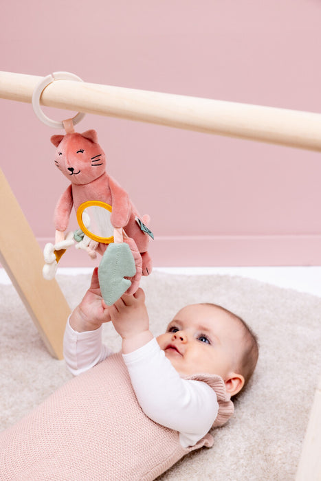 Trixie aktiviteettilelu kissa (pinkki) kuvassa lapsen kanssa. 