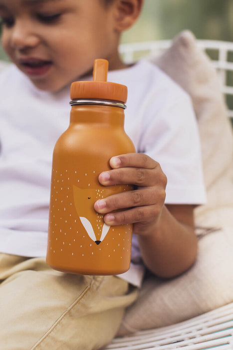 Trixie teräksinen juomapullo kettu kuosilla pojan kädessä