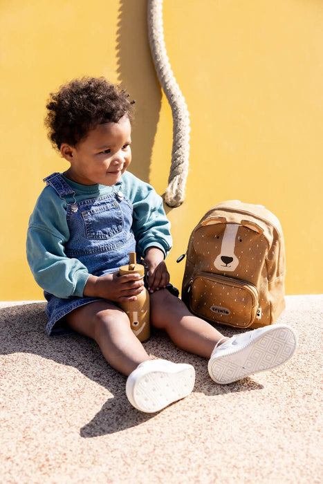 Trixie teräksinen juomapullo lapsen kädessä