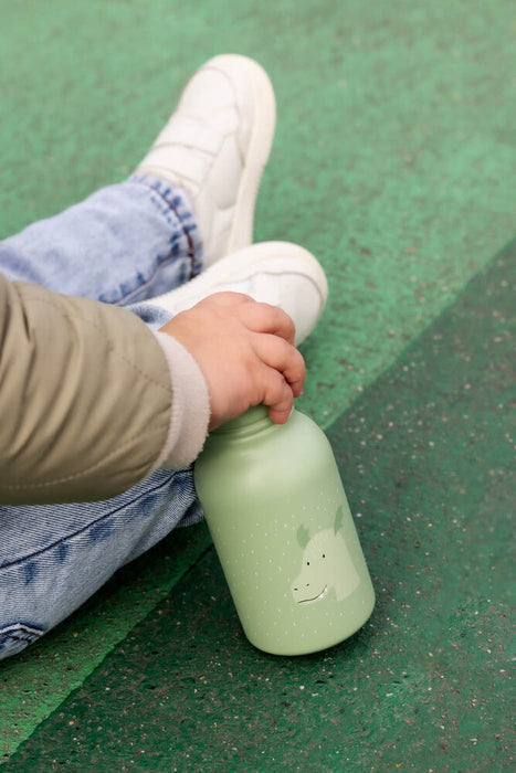 Trixien teräksinen lasten juomapullo lohikäärme lapsen kädessä