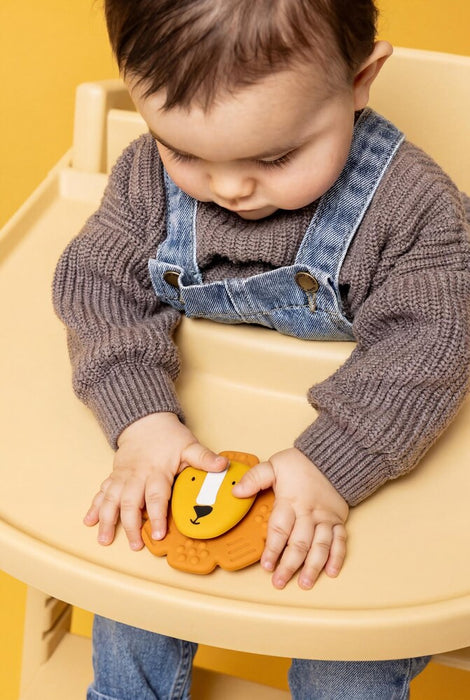 Trixie pyörivä spinner imukuppilelu (leijona) keltainen kuvattuna kiinni tarjottimessa ja lapsi leikkii lelulla.