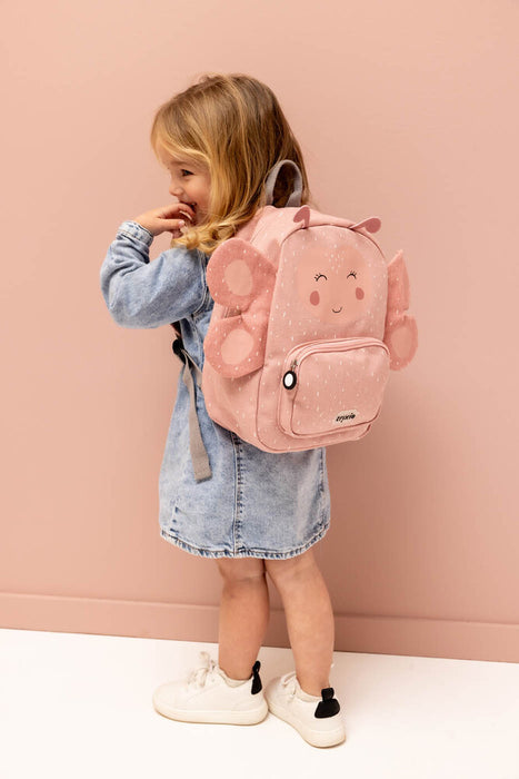 Trixie vaaleanpunainen koulureppu perhonen kuvattuna lapsen selässä. 