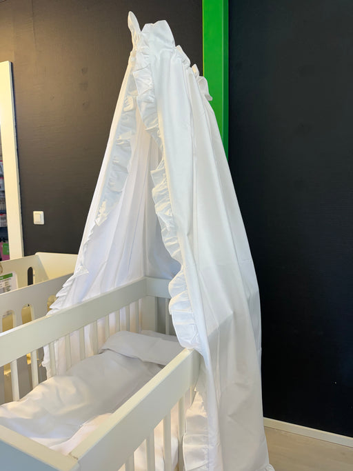 Pinnasängyn katosverho valkoisena