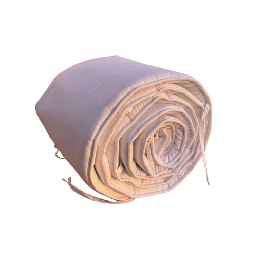 Valkoinen pinnasängyn reunapehmuste pinnasänkyyn